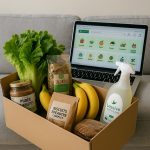 Panier de courses bio en ligne Greenweez avec fruits, pâtes, produits écologiques et ordinateur affichant une boutique bio
