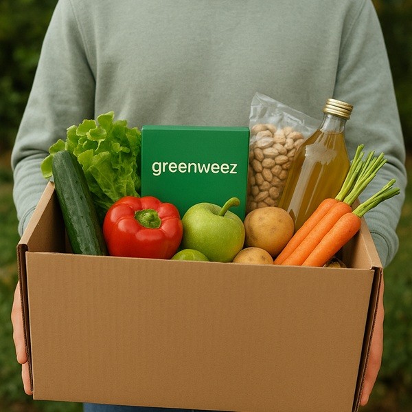 Panier Greenweez rempli de produits bio et éco-responsables avec légumes frais, fruits, huile et produits du quotidien