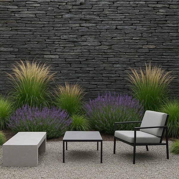Jardin moderne avec mur en pierre sèche d’ardoise, graminées ornementales, lavande et mobilier minimaliste sur gravier, alliance de design contemporain et tradition paysagère.