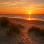 Coucher de soleil sur la plage de Quend-Plage-les-Pins dans la Somme, avec dunes de sable et oyats face à la Manche – paysage authentique de la Baie de Somme.