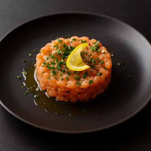 Tartare de saumon frais avec citron et herbes, une entrée élégante et légère idéale avant un aïoli.