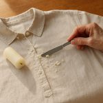 Astuce de grand-mère pour enlever la cire de bougie sur un vêtement en coton en grattant délicatement avec un couteau à beurre.