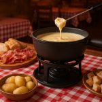 Fondue savoyarde traditionnelle servie au restaurant Chez Mamie Lise à Annecy, accompagnée de pain, pommes de terre et charcuterie locale.