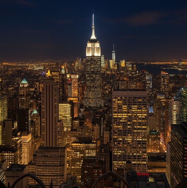 Plateforme d’observation du Top of the Rock au Rockefeller Plaza, avec des visiteurs admirant la skyline de Manhattan et les gratte-ciel de New York.