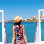 Voyage aux Baléares devant la mer et la page.