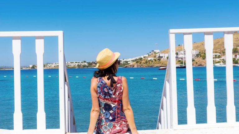 Voyage aux Baléares devant la mer et la page.